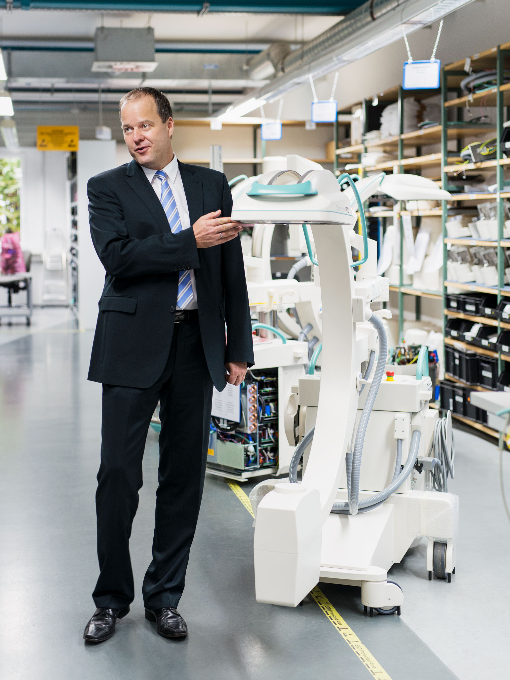 Klaus Hörndler, CEO of Ziehm Imaging, next to a Ziehm Imaging C-arm with a flat-panel detector in the company